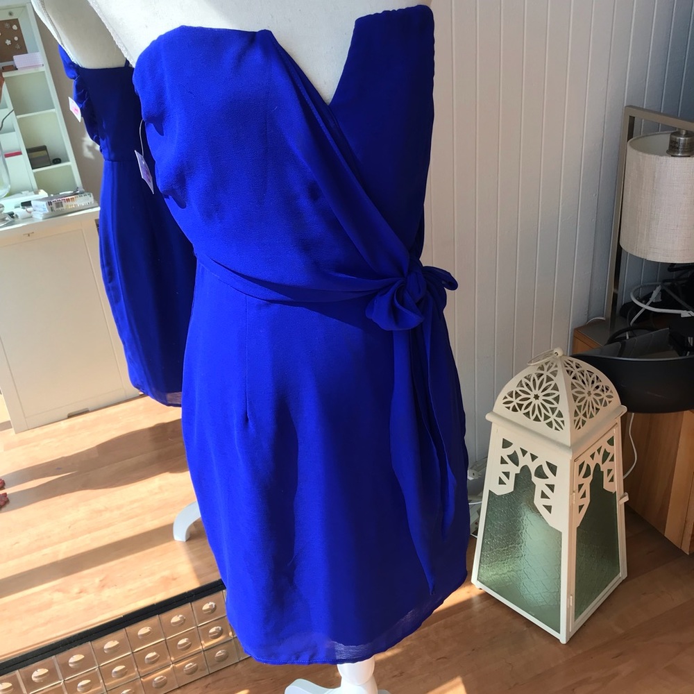 Stunning little blue dress!